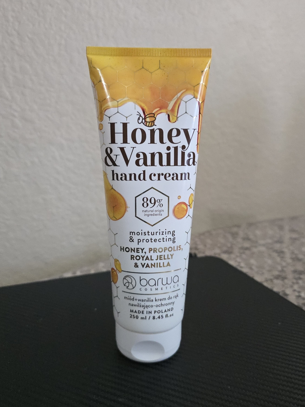 Barwa Honey & Vanilla Moisturizing Hand Cream - Yellow/White